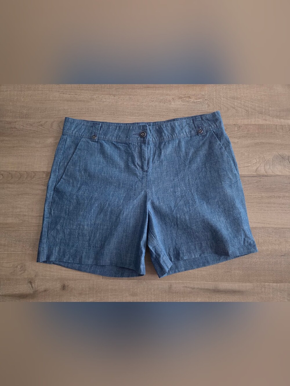 Isaac Mizrahi Tailored Shorts Blue Chambray Cotton Size 12 (B10)